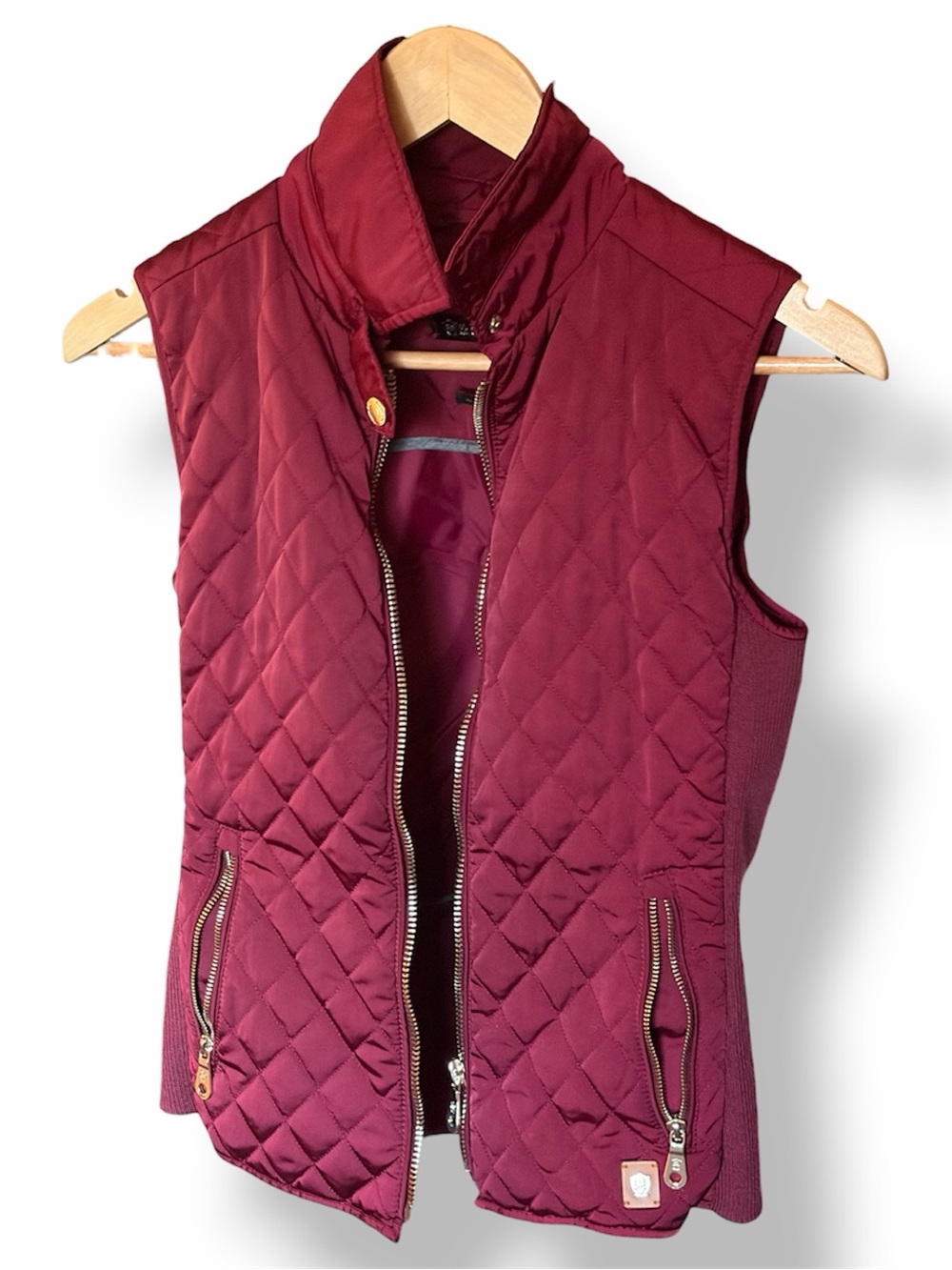 Massimo Dutti Quilted Sleeveless Vest in Burgundy